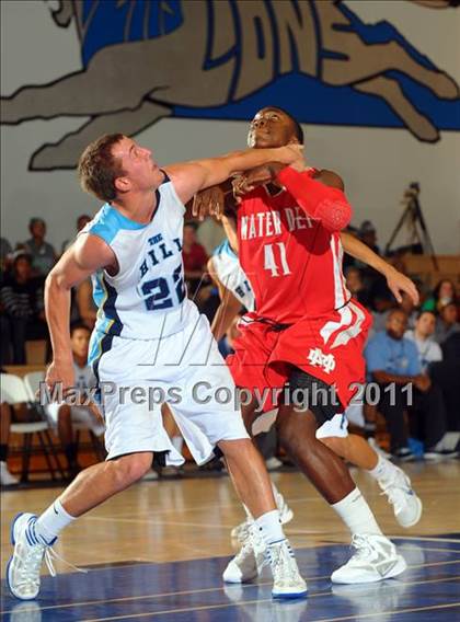 Thumbnail 3 in Mater Dei vs. Foothill (MaxPreps Holiday Classic) photogallery.
