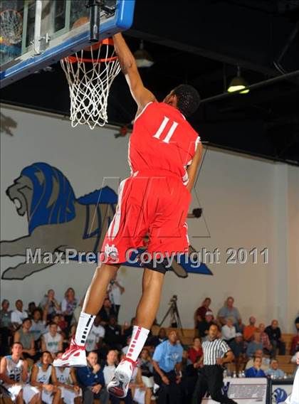 Thumbnail 3 in Mater Dei vs. Foothill (MaxPreps Holiday Classic) photogallery.