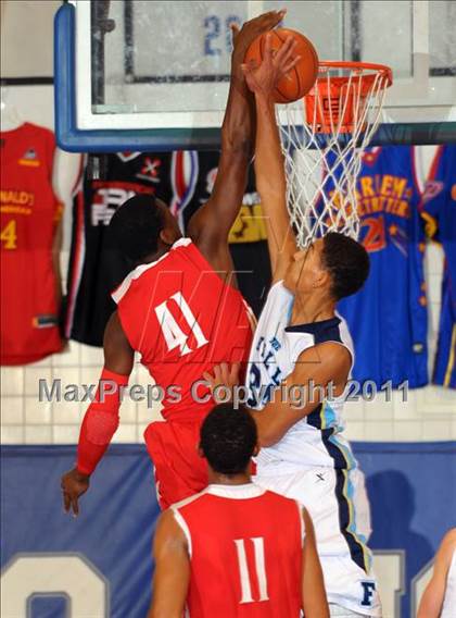 Thumbnail 1 in Mater Dei vs. Foothill (MaxPreps Holiday Classic) photogallery.
