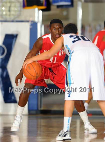 Thumbnail 3 in Mater Dei vs. Foothill (MaxPreps Holiday Classic) photogallery.