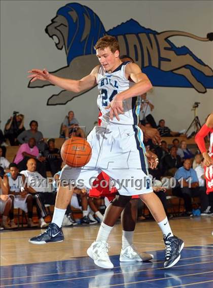 Thumbnail 2 in Mater Dei vs. Foothill (MaxPreps Holiday Classic) photogallery.
