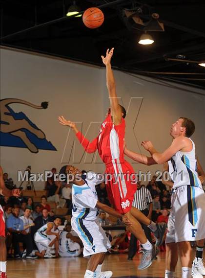 Thumbnail 2 in Mater Dei vs. Foothill (MaxPreps Holiday Classic) photogallery.