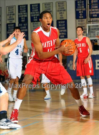Thumbnail 3 in Mater Dei vs. Foothill (MaxPreps Holiday Classic) photogallery.