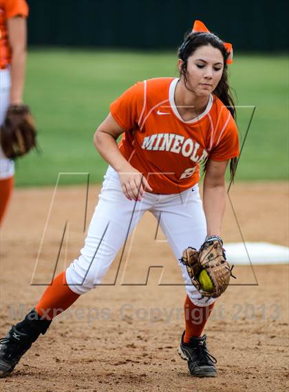 Thumbnail 3 in Mineola vs Lone Star (UIL 3A Regional Semifinal) photogallery.