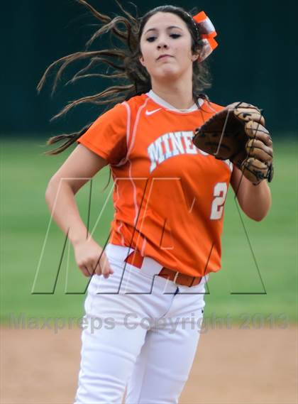 Thumbnail 2 in Mineola vs Lone Star (UIL 3A Regional Semifinal) photogallery.