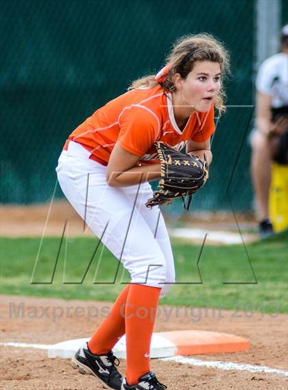 Thumbnail 2 in Mineola vs Lone Star (UIL 3A Regional Semifinal) photogallery.