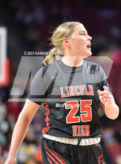 Thumbnail 2 in Millard North vs. Lincoln High (NSAA Class A Semifinal) photogallery.