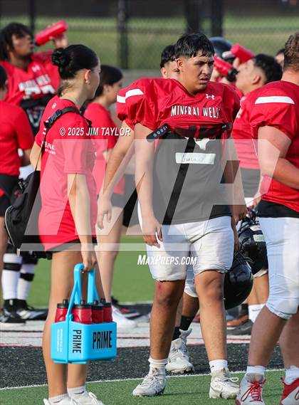 Thumbnail 2 in Peaster vs Mineral Wells (scrimmage) photogallery.