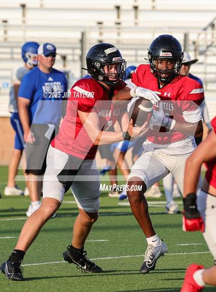 Thumbnail 2 in Peaster vs Mineral Wells (scrimmage) photogallery.