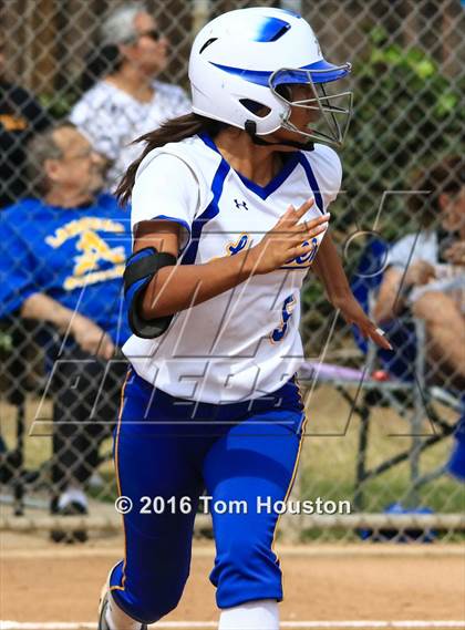Thumbnail 2 in Bishop Amat vs Cantwell Sacred Heart photogallery.
