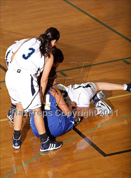 Thumbnail 3 in Immaculate Heart vs. Louisville (Pioneer Shootout) photogallery.