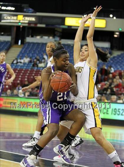 Thumbnail 2 in Bishop O'Dowd vs. Sacramento (CIF NorCal D3 Regional Final) photogallery.