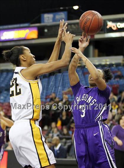 Thumbnail 2 in Bishop O'Dowd vs. Sacramento (CIF NorCal D3 Regional Final) photogallery.