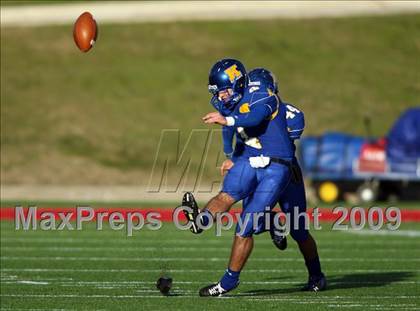 Thumbnail 2 in Tyler vs. Klein (Texas 5A Region 2 Playoffs) photogallery.