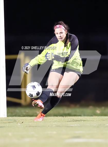 Thumbnail 2 in Warde vs. Staples (CIAC Class LL Semifinal round) photogallery.
