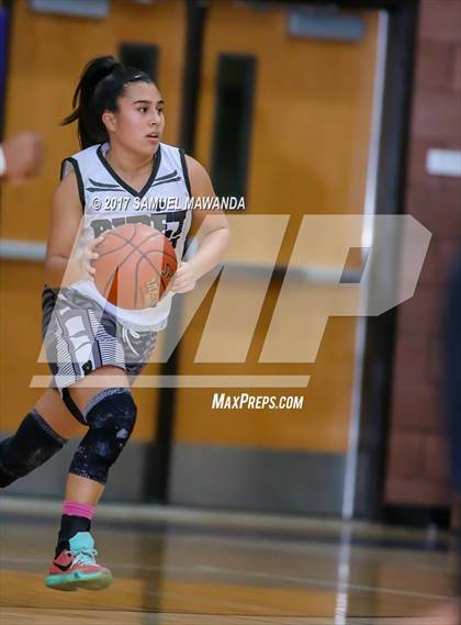Thumbnail 1 in Windward vs Ribet Academy photogallery.