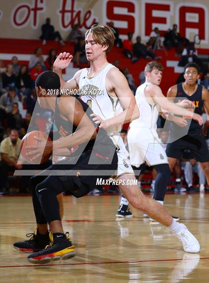 Thumbnail 2 in Bishop Montgomery vs. Fairfax (Ryse Williams Pac Shores Tournament) photogallery.