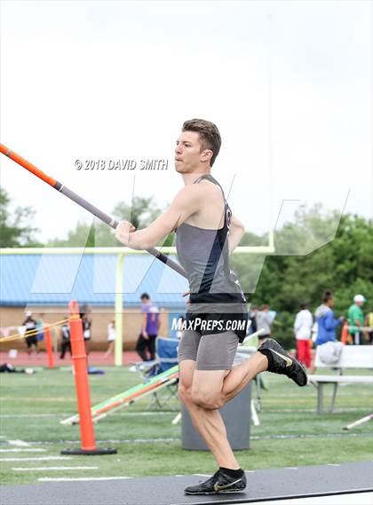 Thumbnail 1 in MSHSAA Class 5 Sectional (Pole Vault) photogallery.