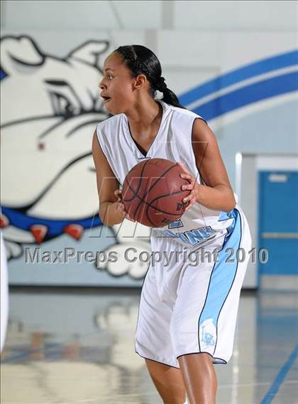 Thumbnail 2 in Colfax vs. Burbank (Lady Bulldogs Winter Classic) photogallery.
