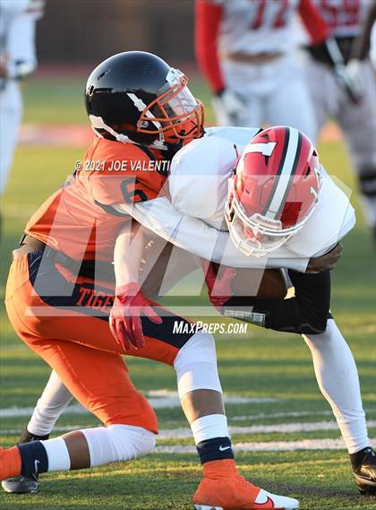 Thumbnail 3 in Lancaster vs. Bennett/Olmsted/Middle Early College/East photogallery.