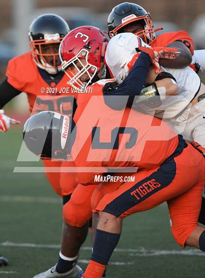 Thumbnail 3 in Lancaster vs. Bennett/Olmsted/Middle Early College/East photogallery.