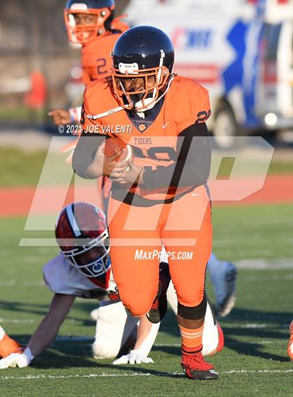 Thumbnail 2 in Lancaster vs. Bennett/Olmsted/Middle Early College/East photogallery.