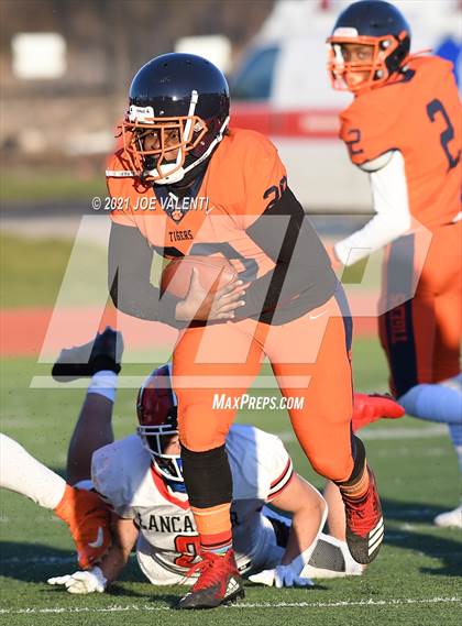 Thumbnail 2 in Lancaster vs. Bennett/Olmsted/Middle Early College/East photogallery.