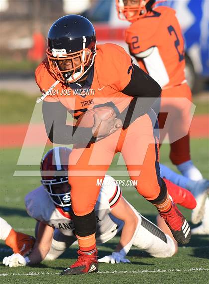 Thumbnail 3 in Lancaster vs. Bennett/Olmsted/Middle Early College/East photogallery.