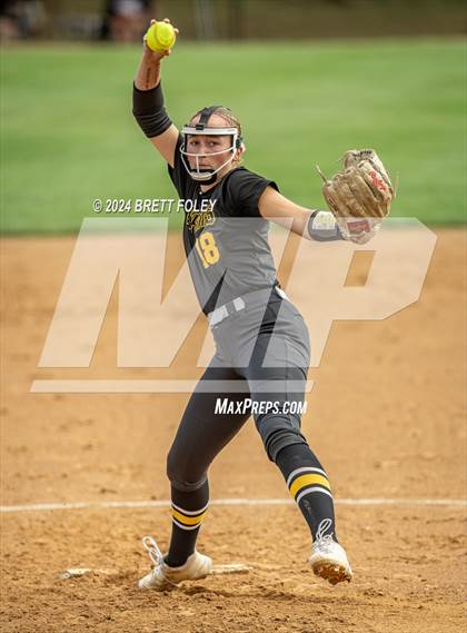 Thumbnail 3 in Gretna East vs. Lincoln Southeast photogallery.