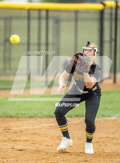 Thumbnail 2 in Gretna East vs. Lincoln Southeast photogallery.