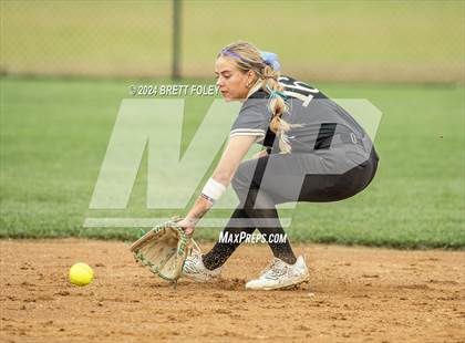 Thumbnail 1 in Gretna East vs. Lincoln Southeast photogallery.