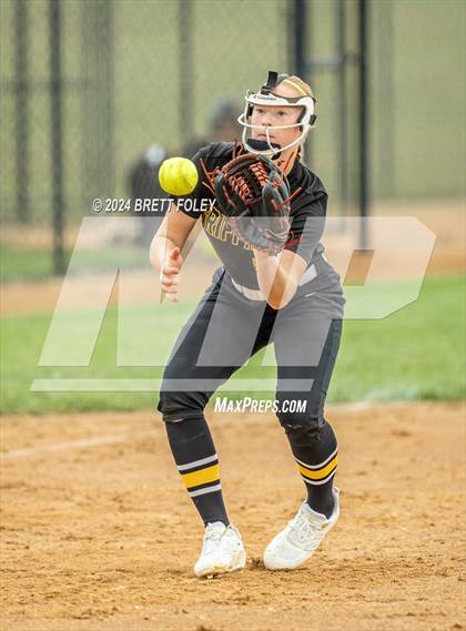 Thumbnail 3 in Gretna East vs. Lincoln Southeast photogallery.