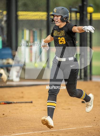 Thumbnail 2 in Gretna East vs. Lincoln Southeast photogallery.