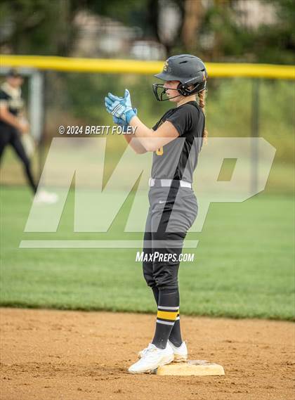 Thumbnail 1 in Gretna East vs. Lincoln Southeast photogallery.