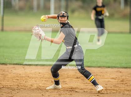 Thumbnail 3 in Gretna East vs. Lincoln Southeast photogallery.
