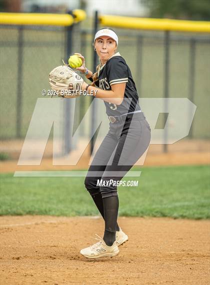 Thumbnail 2 in Gretna East vs. Lincoln Southeast photogallery.