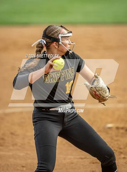 Thumbnail 2 in Gretna East vs. Lincoln Southeast photogallery.