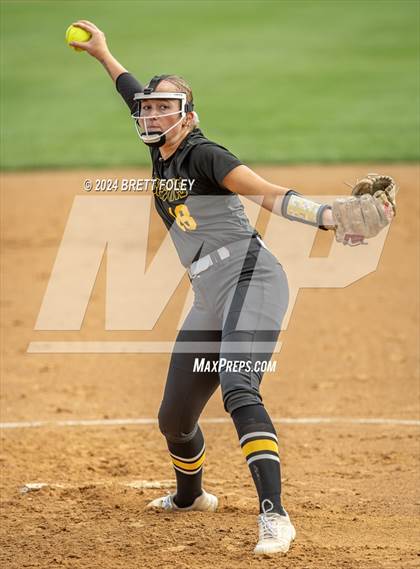 Thumbnail 2 in Gretna East vs. Lincoln Southeast photogallery.