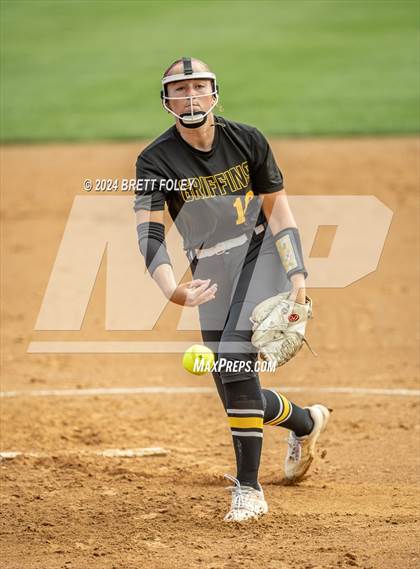 Thumbnail 1 in Gretna East vs. Lincoln Southeast photogallery.