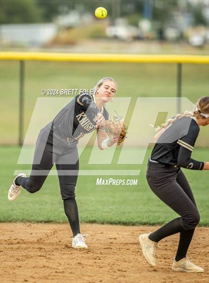 Thumbnail 2 in Gretna East vs. Lincoln Southeast photogallery.