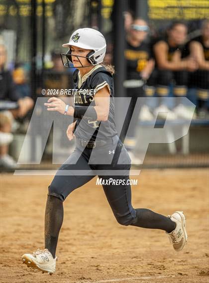 Thumbnail 2 in Gretna East vs. Lincoln Southeast photogallery.