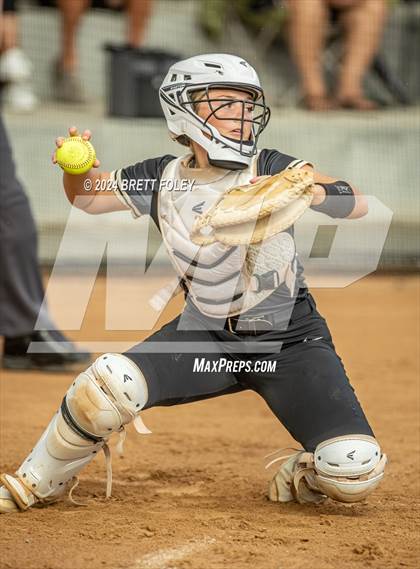 Thumbnail 2 in Gretna East vs. Lincoln Southeast photogallery.