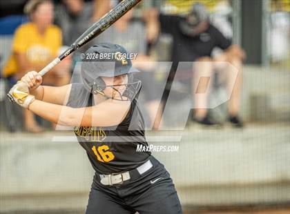 Thumbnail 2 in Gretna East vs. Lincoln Southeast photogallery.