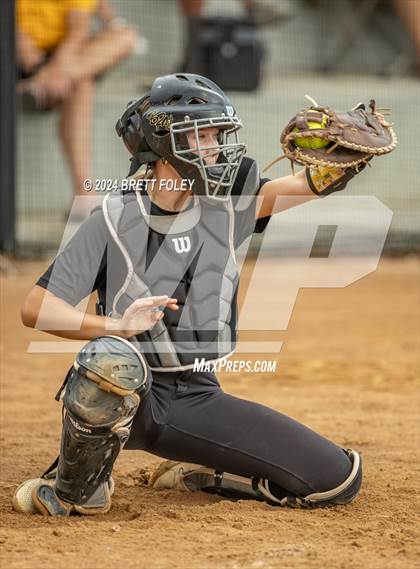 Thumbnail 2 in Gretna East vs. Lincoln Southeast photogallery.