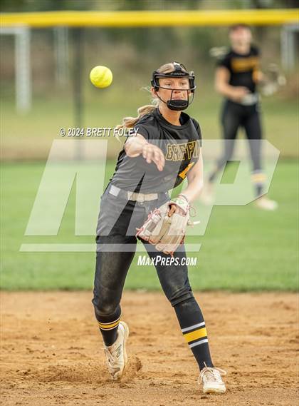 Thumbnail 1 in Gretna East vs. Lincoln Southeast photogallery.