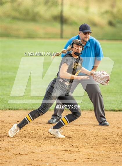 Thumbnail 1 in Gretna East vs. Lincoln Southeast photogallery.