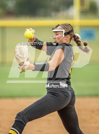 Thumbnail 1 in Gretna East vs. Lincoln Southeast photogallery.