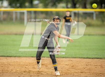 Thumbnail 2 in Gretna East vs. Lincoln Southeast photogallery.