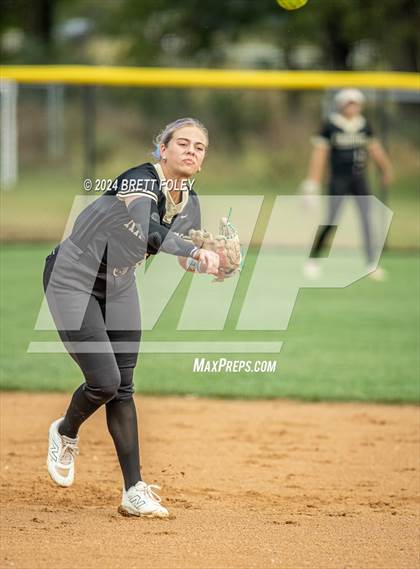 Thumbnail 2 in Gretna East vs. Lincoln Southeast photogallery.