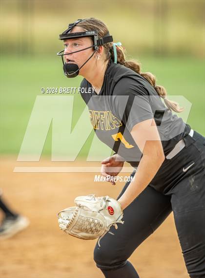 Thumbnail 3 in Gretna East vs. Lincoln Southeast photogallery.